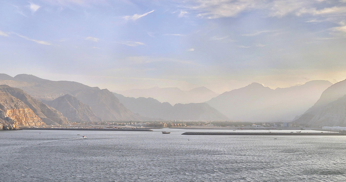 Le détroit d\u2019Ormouz est un lieu de passage pour le commerce maritime, notamment le transport de pétrole.