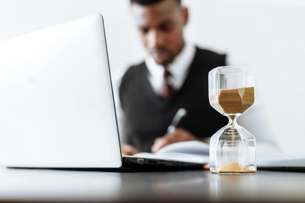 Dans l\u2019esprit des décroissants, la diminution du temps de travail peut être accompagnée ou non d\u2019une baisse de salaire, selon les choix de société, les politiques redistributives et le modèle économique mis en place.