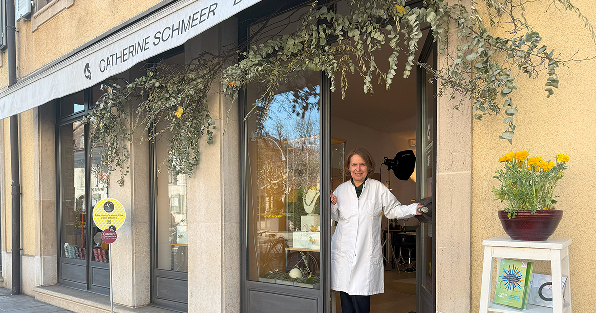 Catherine Schmeer devant son arcade, un lieu à la fois atelier, espace d\u2019exposition et de rencontre.