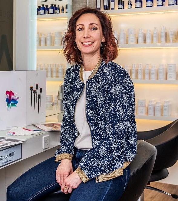 Marlène Wiedmer, présidente de Coiffure Suisse section Genève, refuse de baisser les prix dans son salon.