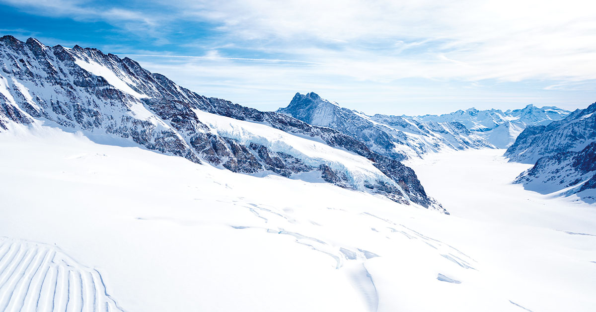 Grand glacier d’Aletsch. Long de 23 kilomètres, il couvre une surface de 80 kilomètres carrés. Il compte onze milliards de tonnes de glace. Il se réduit de cinquante mètres par an.