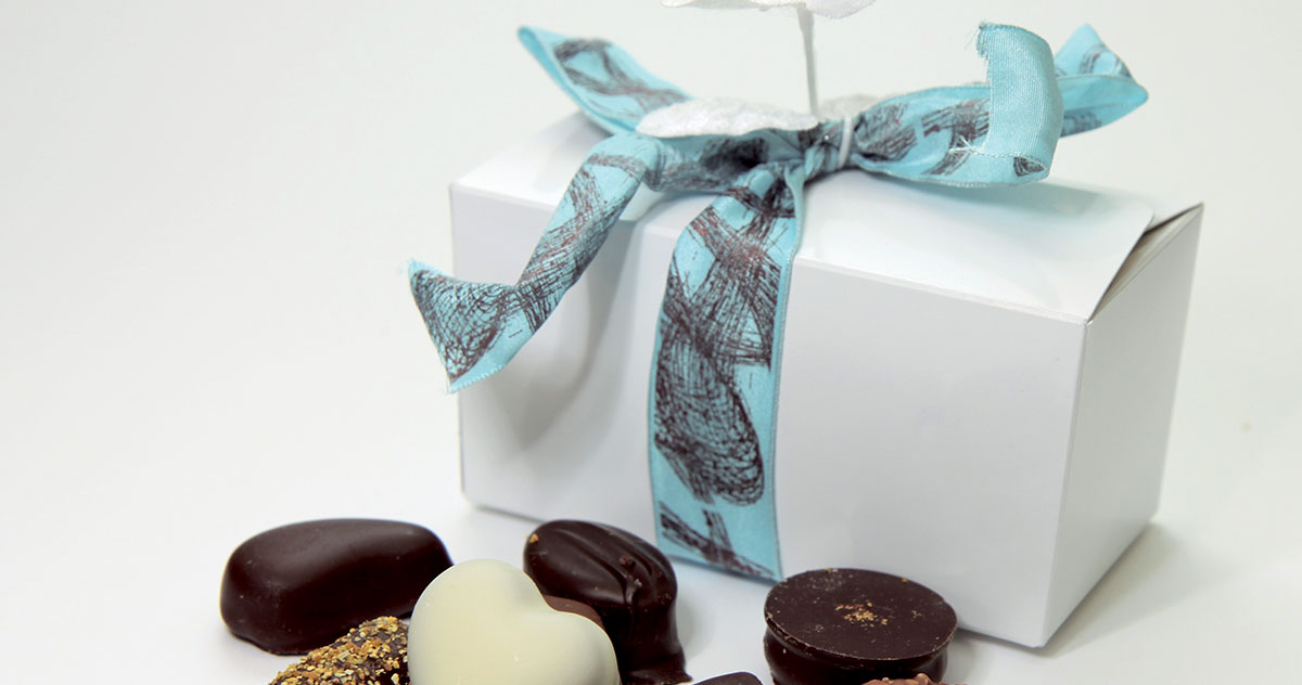 La praline – une bouchée au chocolat fourré – a été inventée par le Suisse Jean Neuhaus junior en 1912. Les friandises sont  généralement présentées dans un ballotin.