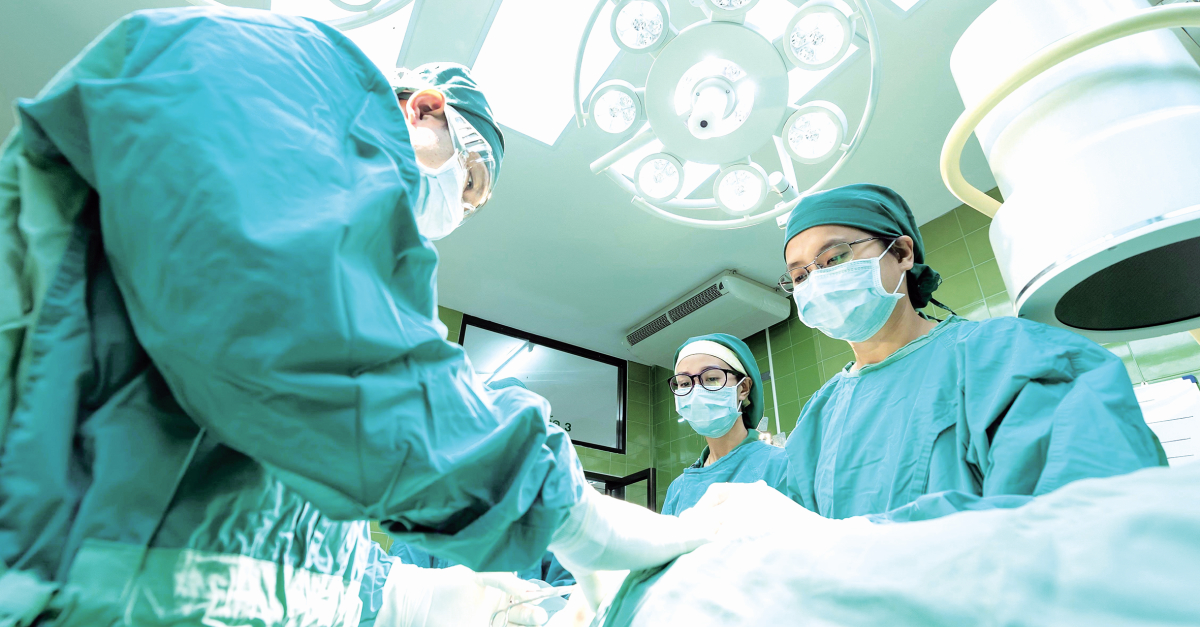 Lit d’hôpital et bloc chirurgical : producteurs de déchets et de pollution.