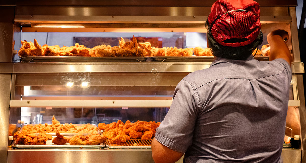 Le secteur de l'hébergement et restauration est le plus concerné par le salaire minimum en Suisse.