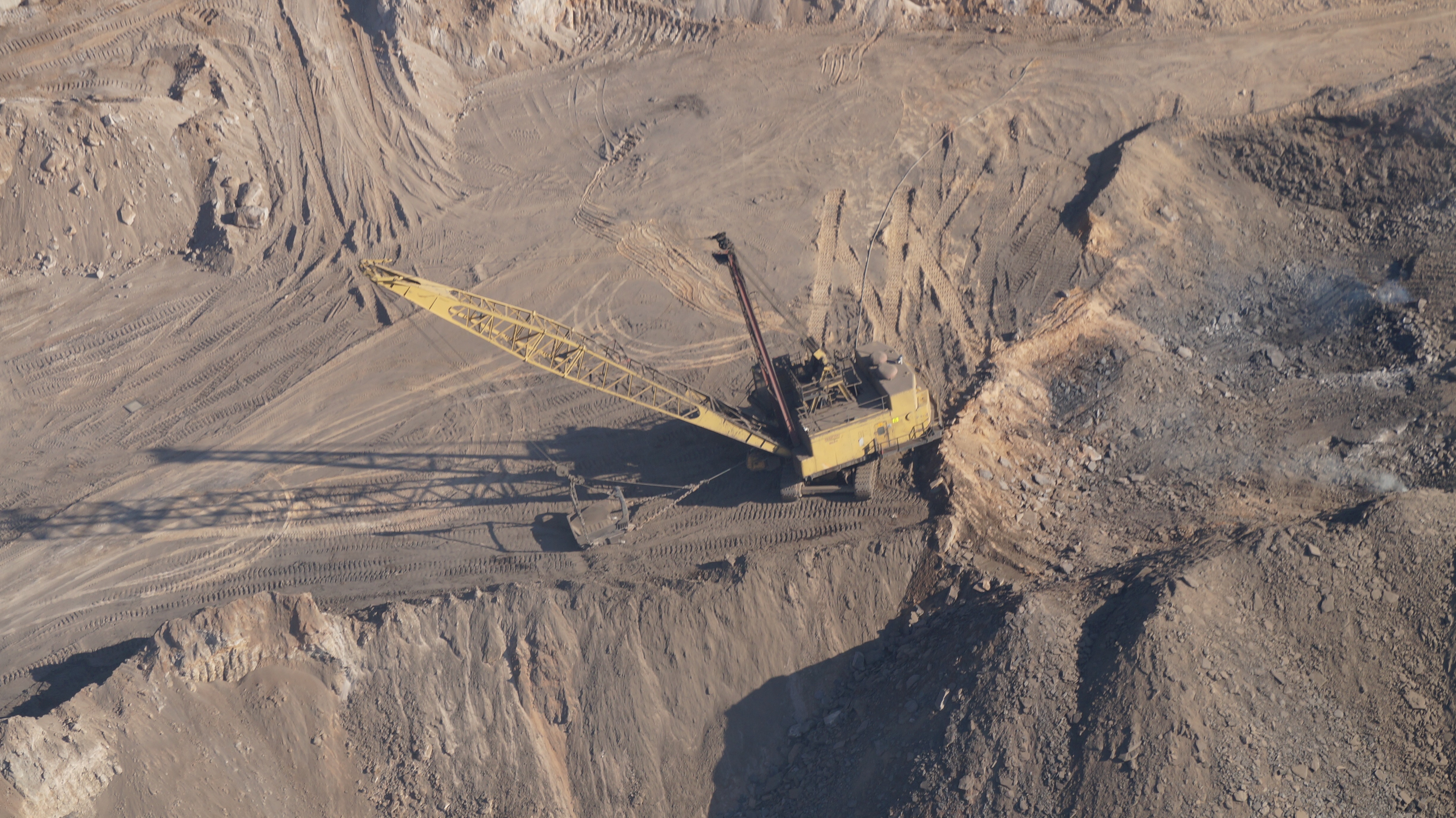 Les procédés d’extraction du métal laissent souvent les résidus sous forme de boue, qu’on stocke dans des barrages.
